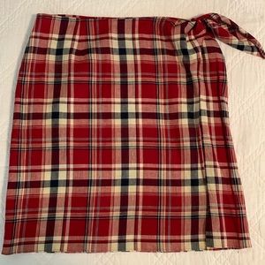 100% linen knee length skirt. Inside side button. Loop side front.